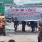 Tenaga Kerja Bongkar Muat (TKBM) Pelabuhan Pomako, Kabupaten Mimika, Papua Tengah, melakukan aksi mogok kerja dengan memalang jalan masuk Pelabuhan Pomako, Jumat (10/5/2024). (Foto: Istimewa) 