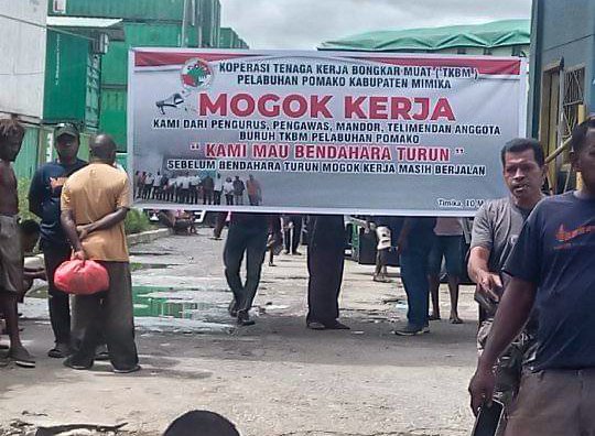 Tenaga Kerja Bongkar Muat (TKBM) Pelabuhan Pomako, Kabupaten Mimika, Papua Tengah, melakukan aksi mogok kerja dengan memalang jalan masuk Pelabuhan Pomako, Jumat (10/5/2024). (Foto: Istimewa) 