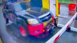 Tangkapan layar CCTV mobil dinas Brimob dicuri di Bandara Sentani, Jayapura, Papua. (Foto: Istimewa/Humas Polda Papua) 