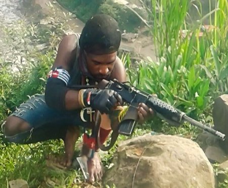 Junius Waker alias Lupa Waker, anggota KKB pimpinan Goliath Tabuni yang ditangkap Satgas Ops Damai Cartenz di Distrik Tembagapura, Kabupaten Mimika, Papua Tengah, Minggu (19/5/2024). (Foto: Istimewa/Satgas Humas Damai Cartenz 2024)