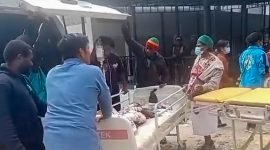 Tangkapan layar video pasien dikeluarkan dari RSUD Paniai, Kabupaten Paniai, Papua Tengah, Minggu (26/5/2024). (Foto: Istimewa)