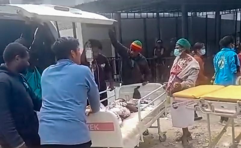 Tangkapan layar video pasien dikeluarkan dari RSUD Paniai, Kabupaten Paniai, Papua Tengah, Minggu (26/5/2024). (Foto: Istimewa)