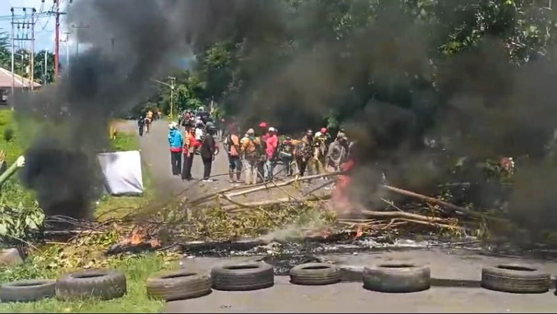Massa aksi dari kontraktor OAP memalang jalan menuju kompleks gubernuran Papua Barat di Kabupaten Manokwari, Papua Barat, Senin (27/5/2024). (Foto: Istimewa)