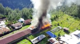 SD Negeri Inpres Pogapa, Distrik Homeyo, Kabupaten Intan Jaya, Papua Tengah, dibakar KKB, Rabu (1/5/2025). (Foto: Istimewa)