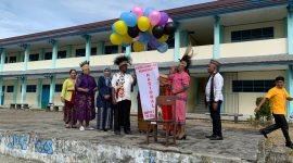 Pelepasan balon gas pencanangan kurikulum merdeka belajar SMP Negeri 2 Mimika. (Foto: Galeri Papua/Moh. Wahyu Welerubun)