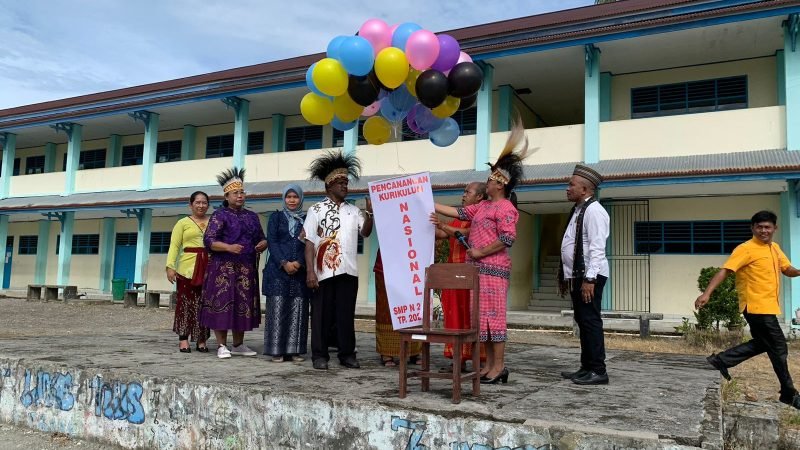 Pelepasan balon gas pencanangan kurikulum merdeka belajar SMP Negeri 2 Mimika. (Foto: Galeri Papua/Moh. Wahyu Welerubun)