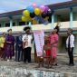 Pelepasan balon gas pencanangan kurikulum merdeka belajar SMP Negeri 2 Mimika. (Foto: Galeri Papua/Moh. Wahyu Welerubun)