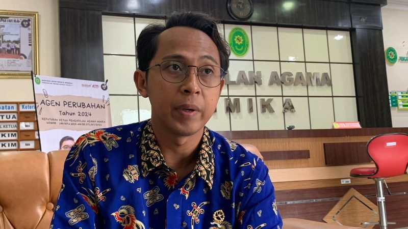 Humas Pengadilan Agama Mimika, Ahmad Zubaidi, saat ditemui di lobi Kantor Pengadilan Agama Mimika, Jumat (3/5/2024). (Foto: Galeri Papua/Moh. Wahyu Welerubun)