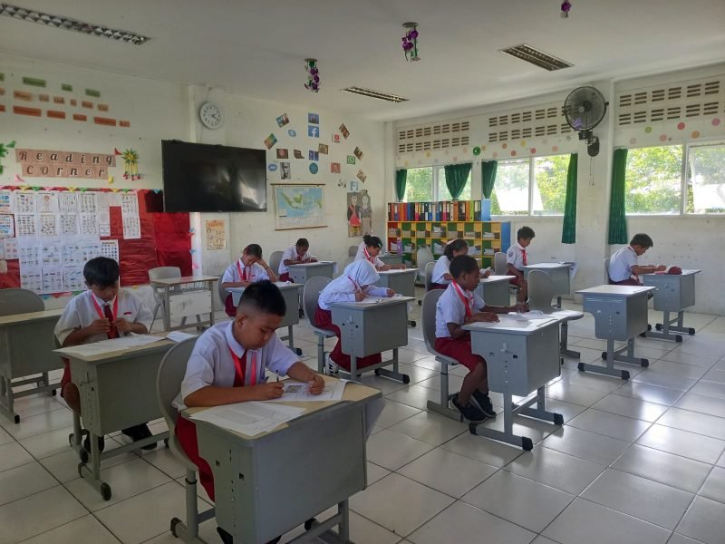 Suasana siswa-siswi tingkat SD saat mengikuti lomba potensi SAINS yang digelar SATP dalam rangka memperingati Hari Pendidikan Nasional tahun 2024. (Foto: Galeri Papua/Jefri Manehat)