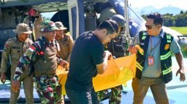 Evakuasi jenazah Almarhum Alexander Para'pak, korban warga sipil yang tewas tertembak di Distrik Homeyo, Kabupaten Paniai, Papua Tengah. (Foto: Istimewa/Satgas Humas Damai Cartenz 2024) 