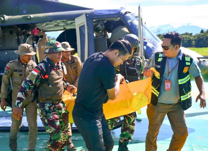 Evakuasi jenazah Almarhum Alexander Para'pak, korban warga sipil yang tewas tertembak di Distrik Homeyo, Kabupaten Paniai, Papua Tengah. (Foto: Istimewa/Satgas Humas Damai Cartenz 2024) 