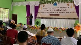 Pj Ketua Baraya Sunda Mimika, Ouceu Satyadipura, tengah membawakan sambutannya pada acara Halal Bi Halal Baraya Sunda Mimika di Aula Fii Dzalika, Jalan Poros Sp2-Sp5, Mimika, Papua Tengah, Minggu (5/5/2024). (Foto: Galeri Papua/Moh. Wahyu Welerubun)