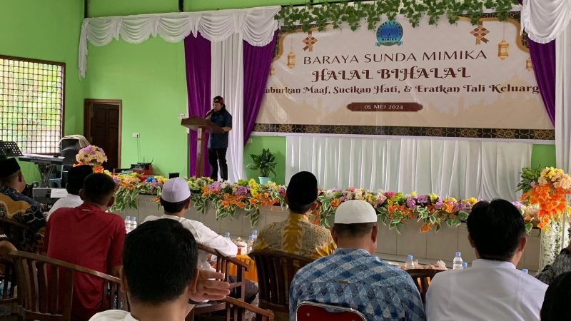 Pj Ketua Baraya Sunda Mimika, Ouceu Satyadipura, tengah membawakan sambutannya pada acara Halal Bi Halal Baraya Sunda Mimika di Aula Fii Dzalika, Jalan Poros Sp2-Sp5, Mimika, Papua Tengah, Minggu (5/5/2024). (Foto: Galeri Papua/Moh. Wahyu Welerubun)