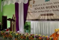 Sekretaris Badan Kesbangpol Kabupaten Mimika, Alfaisah sedang menyampaikan sambutannya pada acara halal bi halal Baraya Sunda Mimika, di Aula Fii Dzalika, Minggu (5/5/2024). (Foto: Galeri Papua/Moh. Wahyu Welerubun)