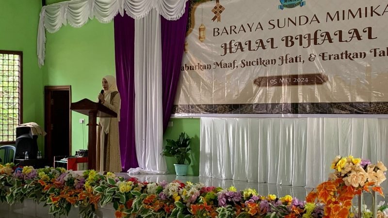 Sekretaris Badan Kesbangpol Kabupaten Mimika, Alfaisah sedang menyampaikan sambutannya pada acara halal bi halal Baraya Sunda Mimika, di Aula Fii Dzalika, Minggu (5/5/2024). (Foto: Galeri Papua/Moh. Wahyu Welerubun)