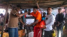 UG Geo Engineering Crew 1 PT Freeport Indonesia (PTFI) berbagi kasih bersama masyarakat asli Suku Kamoro di Pomako, Distrik Mimika Timur, Kabupaten Mimika, Papua Tengah, Minggu (5/5/2024). 