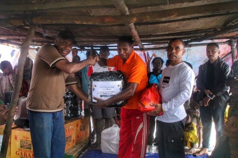 UG Geo Engineering Crew 1 PT Freeport Indonesia (PTFI) berbagi kasih bersama masyarakat asli Suku Kamoro di Pomako, Distrik Mimika Timur, Kabupaten Mimika, Papua Tengah, Minggu (5/5/2024). 