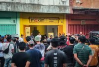 Para sopir rental mendatangi Kantor Maxim di Jalan Hasanuddin, Timika, Papua Tengah, Senin (6/5/2024). (Foto: Galeri Papua/Endy Langobelen)