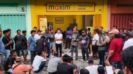Para sopir rental mendatangi Kantor Maxim di Jalan Hasanuddin, Timika, Papua Tengah, Senin (6/5/2024). (Foto: Galeri Papua/Endy Langobelen)