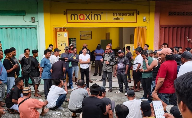 Para sopir rental mendatangi Kantor Maxim di Jalan Hasanuddin, Timika, Papua Tengah, Senin (6/5/2024). (Foto: Galeri Papua/Endy Langobelen)