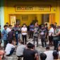 Para sopir rental mendatangi Kantor Maxim di Jalan Hasanuddin, Timika, Papua Tengah, Senin (6/5/2024). (Foto: Galeri Papua/Endy Langobelen)