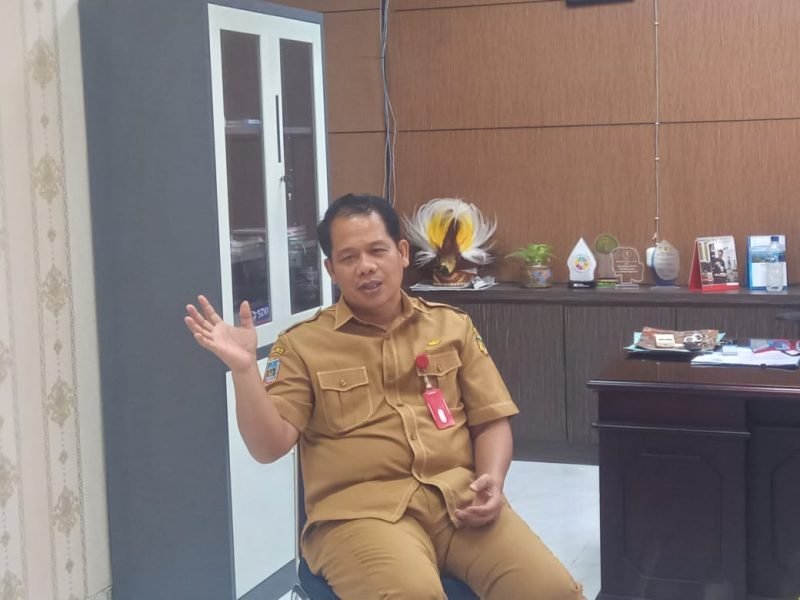 Kepala Badan Kesbangpol Kabupaten Mimika, Yan Selamat Purba. (Foto: Galeri Papua/Jefri Manehat)