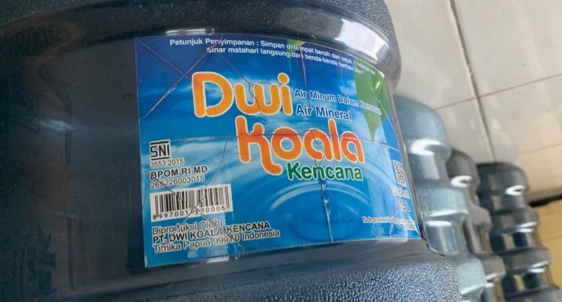 Produk air mineral PT Dwi Koala kemasan galon. (Foto: Galeri Papua/Moh. Wahyu Welerubun) 