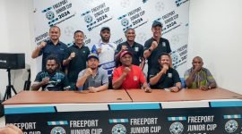 Foto bersama pengurus Papua Football Academy dan para pelatih dari keenam tim yang akan berlaga di Freeport Junior Cup 2024. (Foto: Galeri Papua/Endy Langobelen)