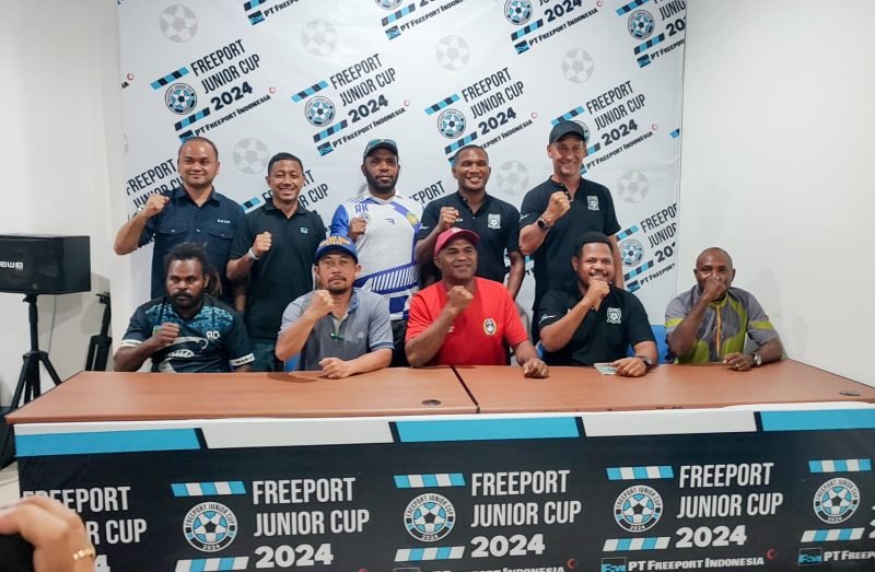 Foto bersama pengurus Papua Football Academy dan para pelatih dari keenam tim yang akan berlaga di Freeport Junior Cup 2024. (Foto: Galeri Papua/Endy Langobelen)