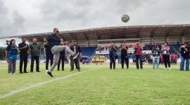 Direktur & Executive Vice President Sustainable Development PT Freeport Indonesia, Claus Wamafma, membuka Freeport Junior Cup 2024 dengan melakukan tendangan perdana. (Foto: Galeri Papua/Endy Langobelen)