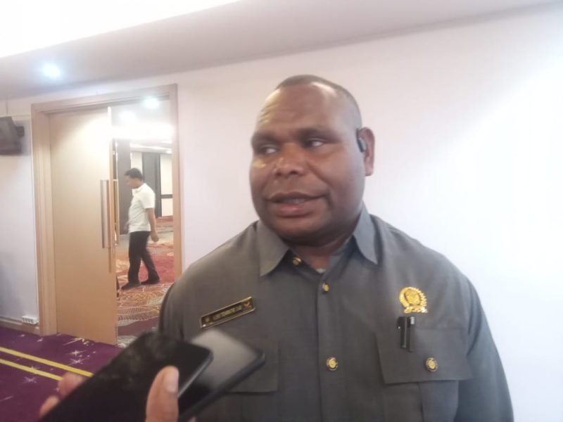 Wakil Ketua 1 DPRD Kabupaten Mimika, Alex Tsenawatme. (Foto: Galeri Papua/Jefri Manehat)
