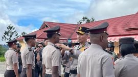 As Ops Kapolri, Irjen Pol. Drs. Verdianto I. Bitticaca, beri penghargaan kepada 11 personel yang berhasil melumpuhkan KKB. (Foto: Istimewa/Satgas Humas Damai Cartenz 2024)