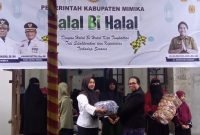 Mewakili Bupati Mimika, Anace Hombore serahkan bantuan kepada panti asuhan di Mimika. (Foto: Galeri Papua/Jefri Manehat)