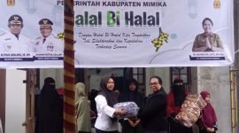 Mewakili Bupati Mimika, Anace Hombore serahkan bantuan kepada panti asuhan di Mimika. (Foto: Galeri Papua/Jefri Manehat)
