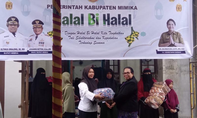 Mewakili Bupati Mimika, Anace Hombore serahkan bantuan kepada panti asuhan di Mimika. (Foto: Galeri Papua/Jefri Manehat)