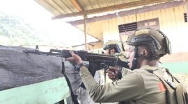 Aparat menghalau serangan KKB di Intan Jaya, Papua Tengah. (Foto: Istimewa/Satgas Humas Damai Cartenz) 