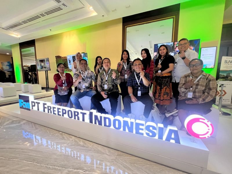 Para tenaga kesehatan profesional di Kabupaten Mimika berfoto bersama di sela-sela mengikuti Bali International Neurovascular Intervention Conference (BLINC) di Nusa Dua, Bali, pada 25-27 April 2024. (Foto: Istimewa/Corporate Communication PTFI)