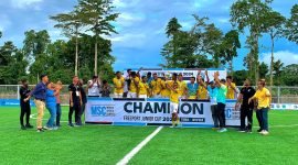 Tim PFA 1 saat merayakan kemenangan usai raih trofi turnamen Freeport Junior Cup (FJC), di Training Field 1 - Lapangan Sintetis Mimika Sport Complex (MSC), Jumat (10/5/2024). (Foto: Galeri Papua/Moh. Wahyu Welerubun)