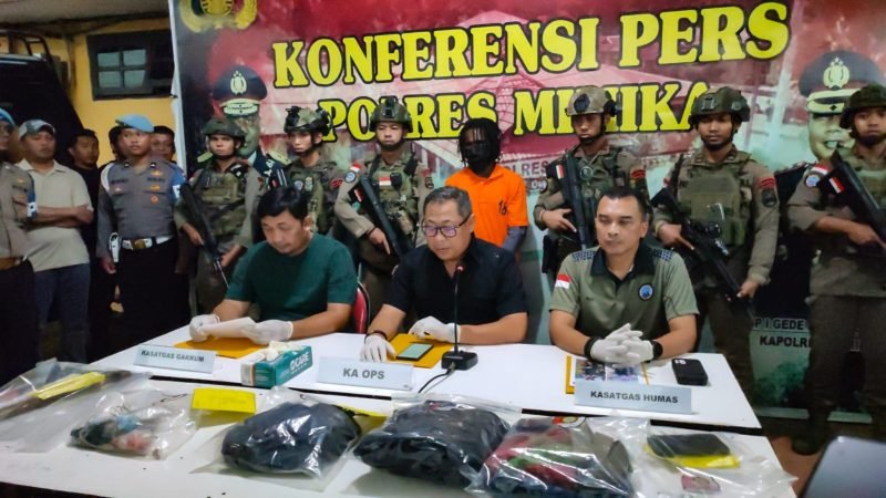 Konferensi pers di Kantor Pelayanan Polres Mimika, Minggu (12/5/2024), terkait penangkapan Anan Nawipa, tersangka pembunuhan Danramil 1703-4/Aradide, Lettu (Anm.) Oktovianus Sogalrey.  (Foto: Galeri Papua/Endy Langobelen)