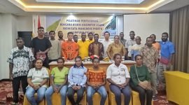 Foto bersama pada pembukaan kegiatan pelatihan penyusunan rencana bisnis kelompok usaha Ekowisata Mangrove Pigapu Kampung Pigapu, di Ballroom Hotel Grand Tembaga, Selasa (14/5/2024), (Foto: Istimewa)