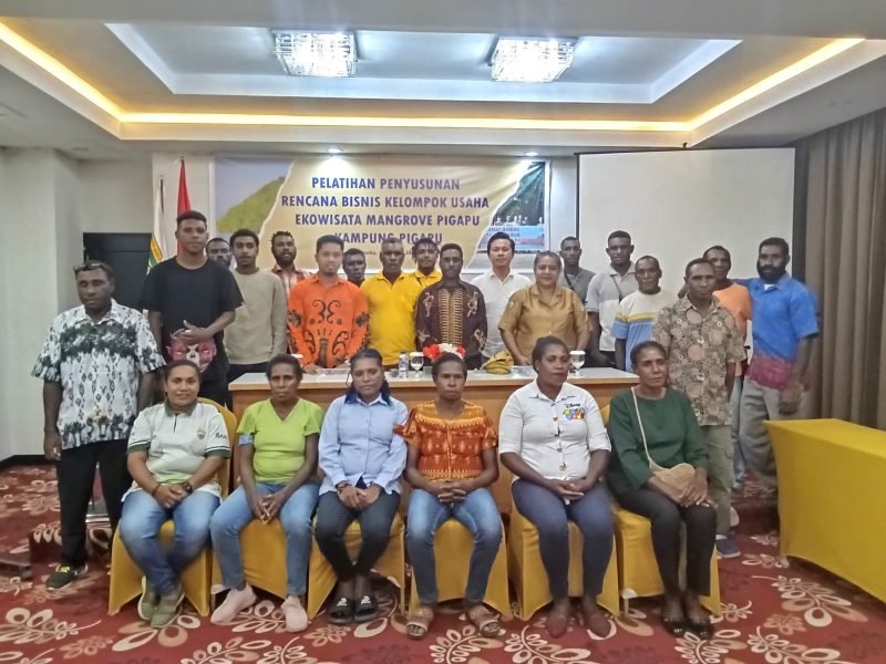 Foto bersama pada pembukaan kegiatan pelatihan penyusunan rencana bisnis kelompok usaha Ekowisata Mangrove Pigapu Kampung Pigapu, di Ballroom Hotel Grand Tembaga, Selasa (14/5/2024), (Foto: Istimewa)