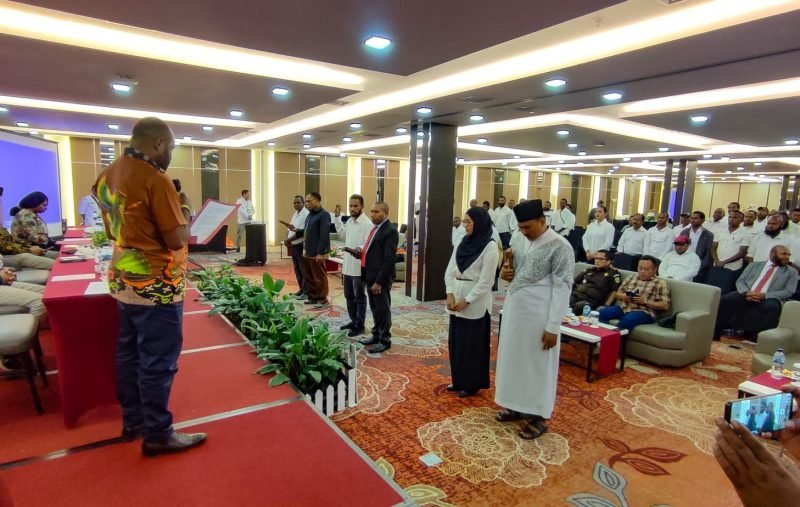 Pengambilan janji sumpah dalam pelantikan anggota PPD se-Kabupaten Mimika di Ballroom Hotel Horison Diana, Timika, Papua Tengah, Kamis (16/5/2024). (Foto: Galeri Papua/Endy Langobelen) 