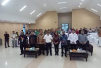 Foto bersama Dirjen PTPP, Ir. Embun Sari didampingi Kakanwil BPN Provinsi Papua Roy Wayoi, Pemerintah Kabupaten Mimika dan stakholder lainnya pada sosialisasi pengadaan tanah bagi pembangunan untuk kepentingan umum di Kabupaten Mimika. (Foto: Galeri Papua/Jefri Manehat)
