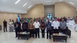 Foto bersama Dirjen PTPP, Ir. Embun Sari didampingi Kakanwil BPN Provinsi Papua Roy Wayoi, Pemerintah Kabupaten Mimika dan stakholder lainnya pada sosialisasi pengadaan tanah bagi pembangunan untuk kepentingan umum di Kabupaten Mimika. (Foto: Galeri Papua/Jefri Manehat)