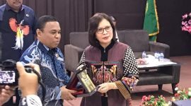 Kakanwil BPN Provinsi Papua Roy Wayoi usai memberikan cinderamata kepada Dirjen PTPP BPN, Ir. Embun Sari. (Foto: Galeri Papua/Jefri Manehat)