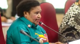 Pj Gubernur Ribka Haluk ketika menyampaikan capaian kinerja pada pelaksanaan evaluasi Pejabat Kepala Daerah Triwulan ke-II oleh tim Auditor yang dilaksanakan di Gedung Irjen Kemendagri, Jakarta. (Foto: Istimewa)