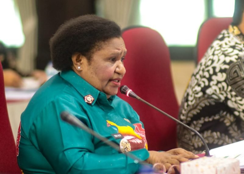 Pj Gubernur Ribka Haluk ketika menyampaikan capaian kinerja pada pelaksanaan evaluasi Pejabat Kepala Daerah Triwulan ke-II oleh tim Auditor yang dilaksanakan di Gedung Irjen Kemendagri, Jakarta. (Foto: Istimewa)