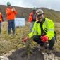 Kepala Teknik Tambang (KTT) PTFI Carl Tauran menanam bibit pohon Rhododendron sp, di area reklamasi Grasberg PTFI. (Foto: Istimewa/Corporate Communication PTFI) 