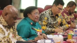 Pj Gubernur Ribka Haluk ketika menyampaikan capaian kinerja pada pelaksanaan evaluasi Pejabat Kepala Daerah Triwulan ke-II oleh tim Auditor yang dilaksanakan di Gedung Irjen Kemendagri, Jakarta. (Foto: Istimewa)