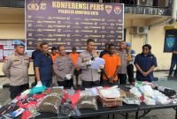 Polresta Jayapura Kota melakukan Konferensi Pers terkait penangkapan seorang WNA Papua New Guinea yang hendak melakukan transaksi ganja. (Foto: Istimewa/Humas Polda Papua)